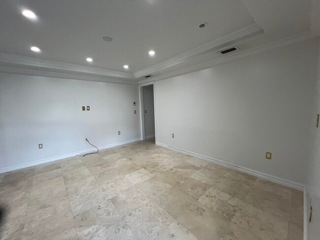 Building Photo - 252 Oleander Ave