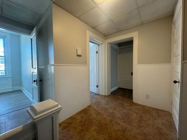 Building Photo - 2 bed/1 Bath South City Duplex Apartment