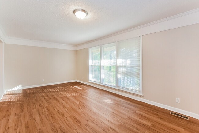 Building Photo - Beautiful 2 Story Home