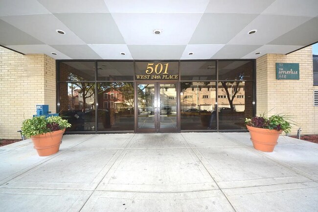 Foto del edificio - 501 W 24th Pl