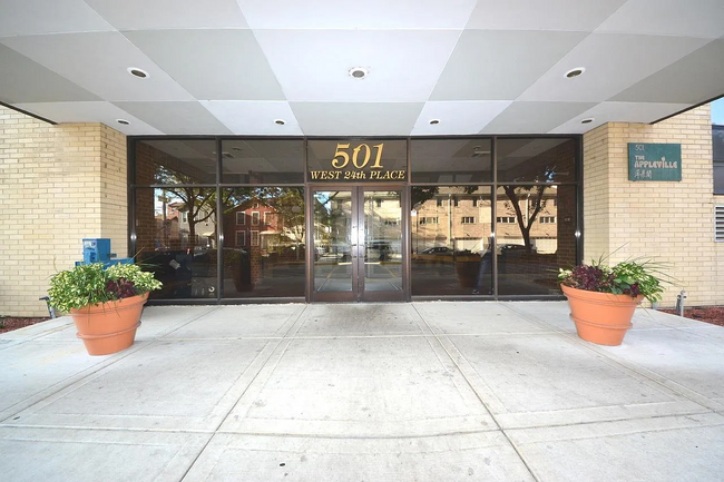 Building Photo - 501 W 24th Pl