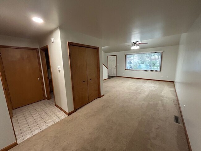 Foto del edificio - Two Bedroom. 1.5 Bath TOWNHOUSE