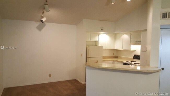 Foto del edificio - 3340 Pinewalk Dr N