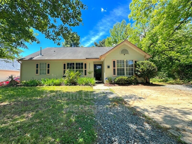 Foto principal - 3227 Lake Dr