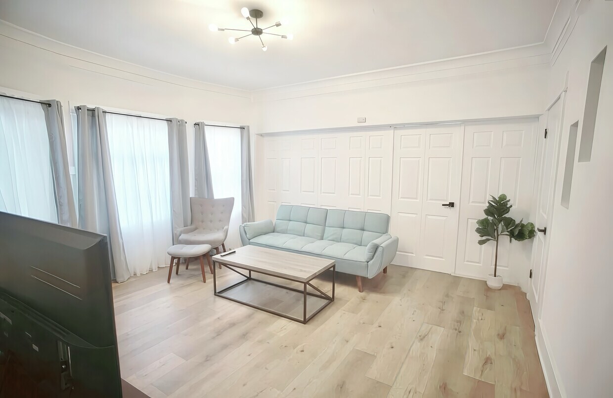 Foto principal - 3109 Raymond Ave