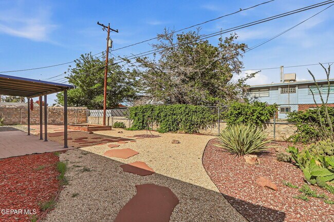 Foto del edificio - 3020 Wedgewood Dr