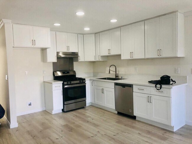 Foto del edificio - 15712 South B St #5, Tustin, CA 92680
