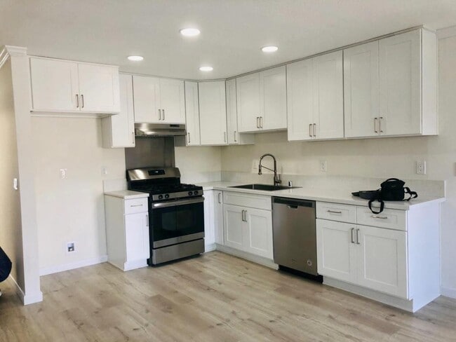 Building Photo - 15712 South B St #5, Tustin, CA 92680