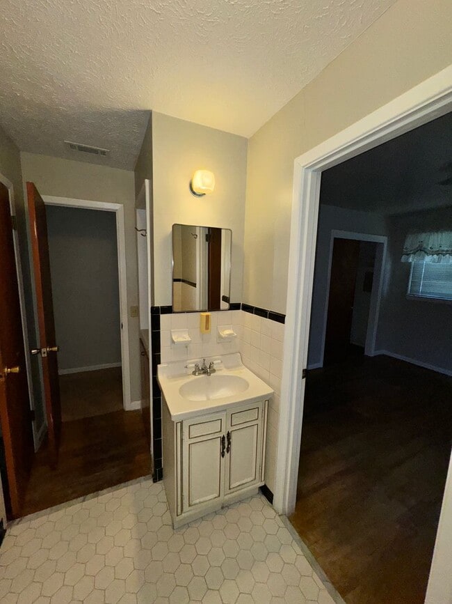 Building Photo - 3 Bed 2 Bath Brick Home