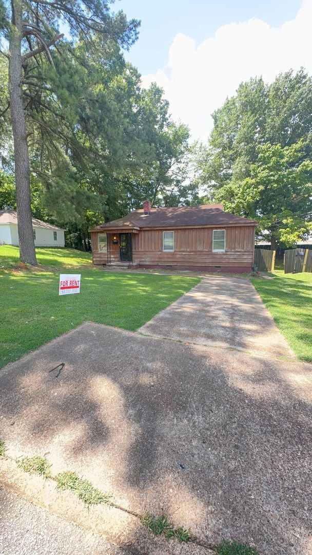 Building Photo - Maintained 3 bedroom 1 bath home - Open To...