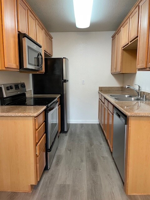 Full Kitchen - 2360 Paseo De Laura