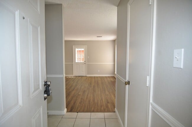 Building Photo - Spacious 4-Bedroom, 2-Bathroom Townhome in...