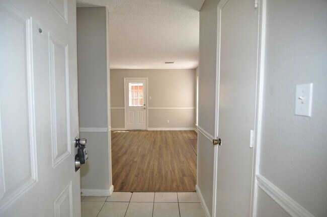 Foto del edificio - Spacious 4-Bedroom, 2-Bathroom Townhome in...