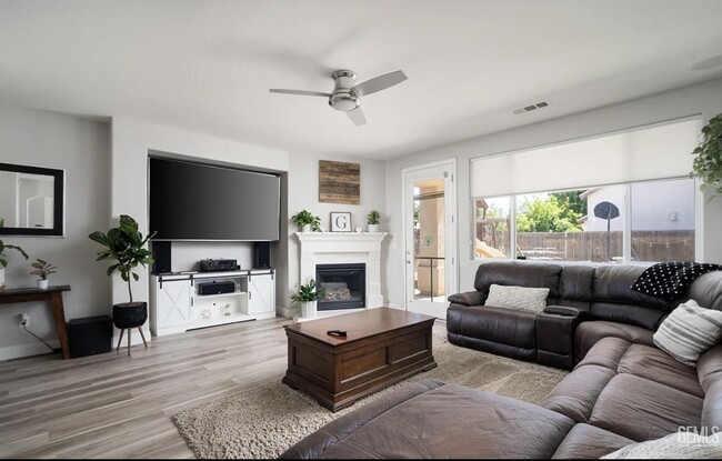 Living room area - 5401 Vista del Mar Ave