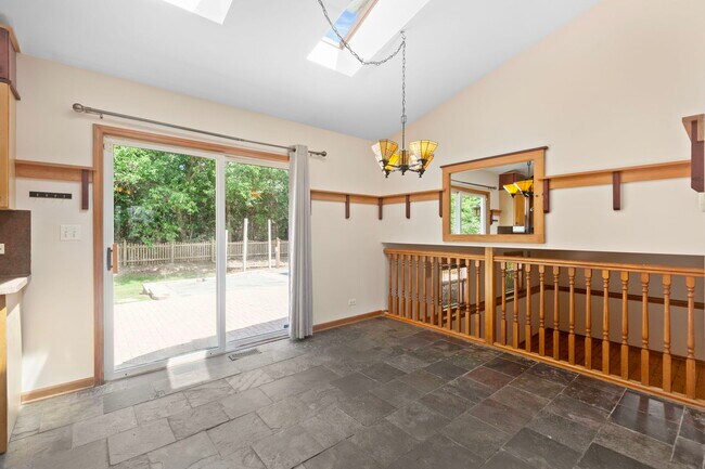 Foto del edificio - 729 Creek Bend Ln
