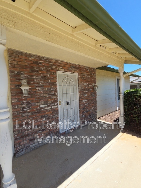 Building Photo - 26340 Harrisburg Dr