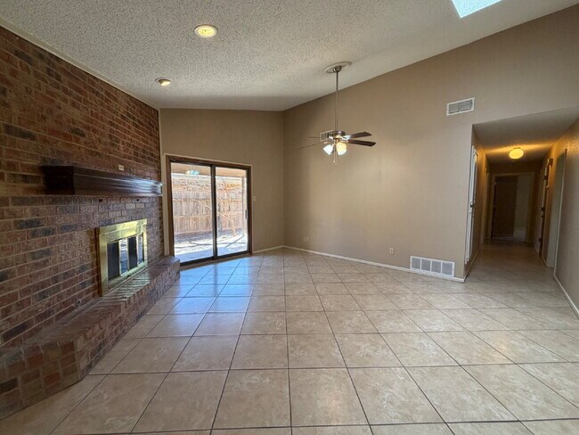 Building Photo - Charming 3-Bed Duplex on 75th St, Lubbock - Spacious 1400 Sq Ft with 2 Full Baths!
