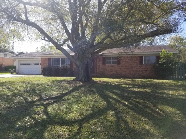 Building Photo - Spacious 3 Bedroom Home in Winter Haven