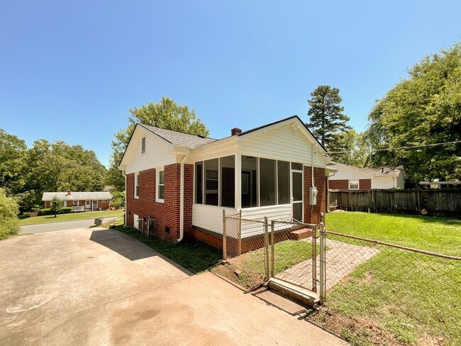 Foto del edificio - Newly Updated Ranch Home in Markham Villag...