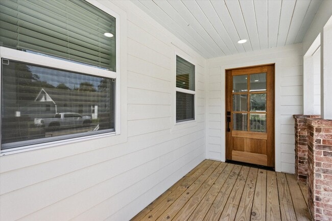 Building Photo - Newly Renovated Coastal Cottage for Lease!
