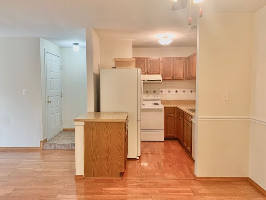 Foto principal - Beautiful and large 1 BR 1 BA! washer and ...