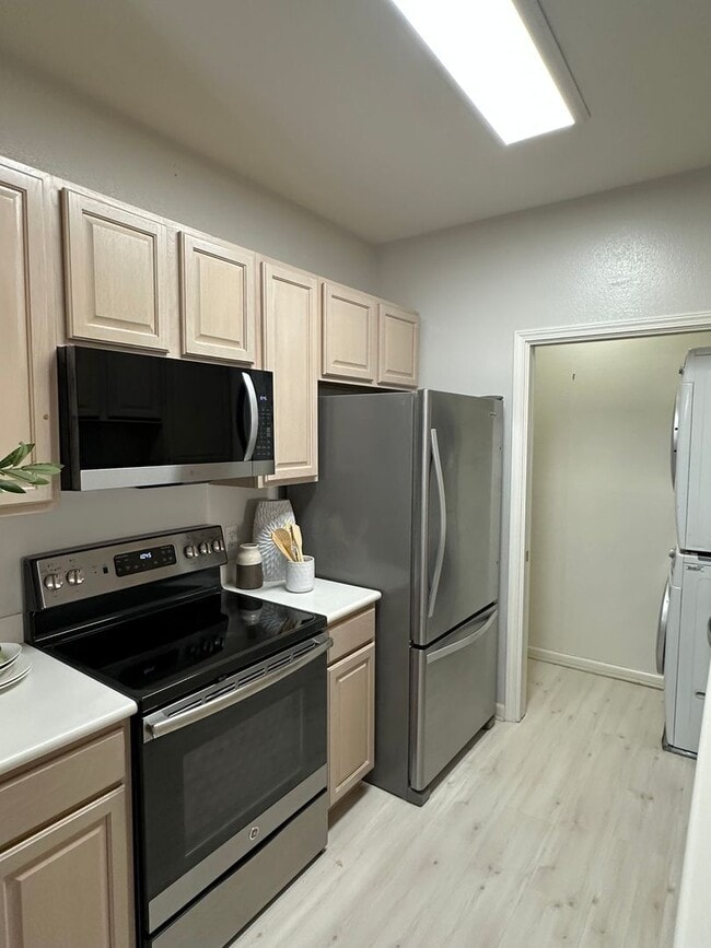 Building Photo - Fabulous ground floor condo, private patio, walk to train/shopping, fresh, updated, gorgeous!