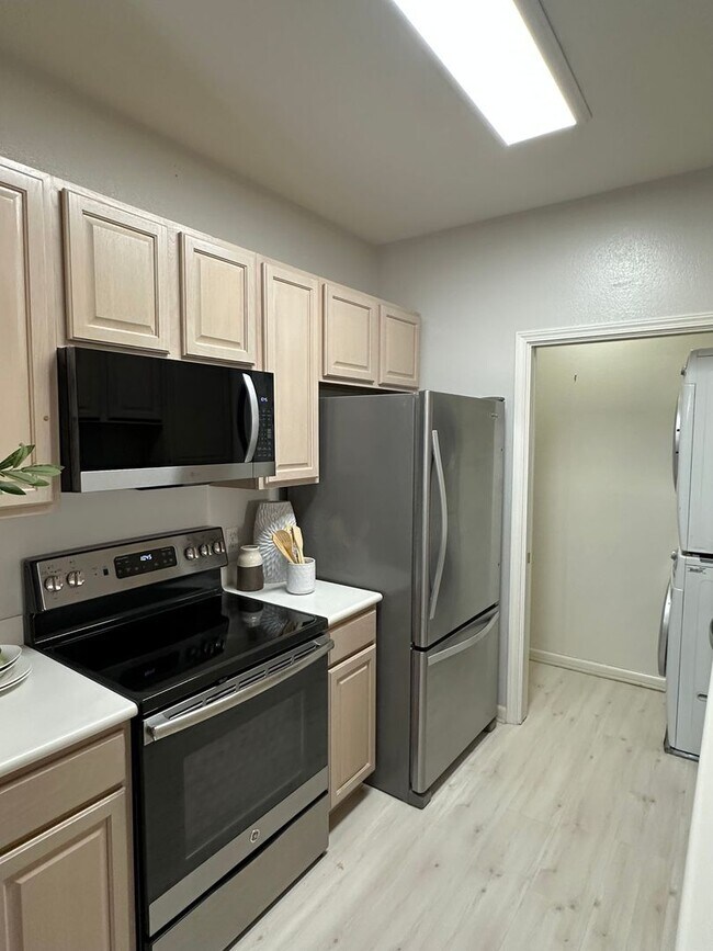 Foto del edificio - Fabulous ground floor condo, private patio, walk to train/shopping, fresh, updated, gorgeous!