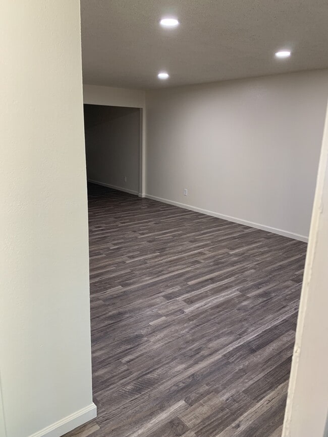 Building Photo - 4921 N Vagedes Ave