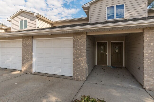 Foto del edificio - 3 BEDROOM, 2 BATH WALK IN TOWNHOME, ATTACH...