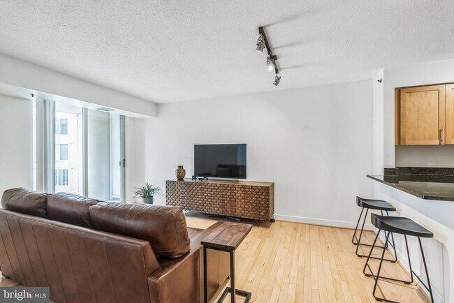 Foto del edificio - 7500 Woodmont Ave