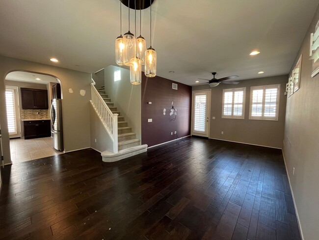 Foto del edificio - Gated Porter Ranch home w/all appliances +...