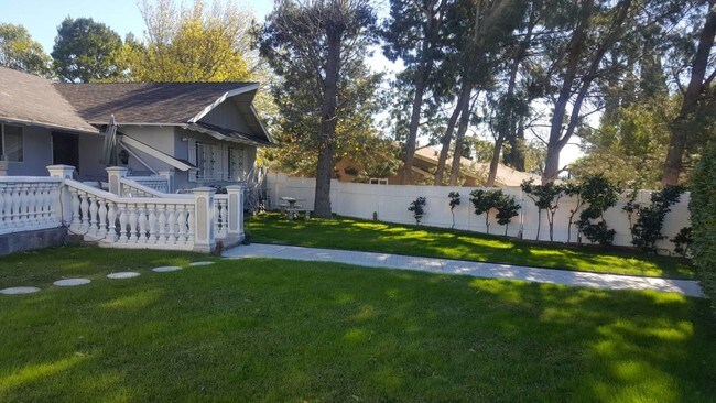 Foto del edificio - 11210 Reseda Blvd