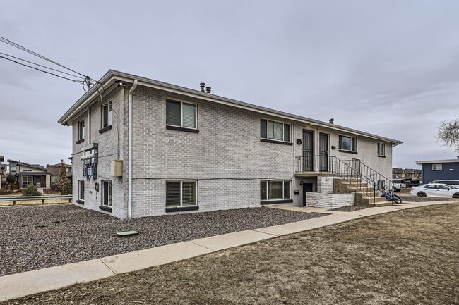 Building Photo - 2545 Kenton St