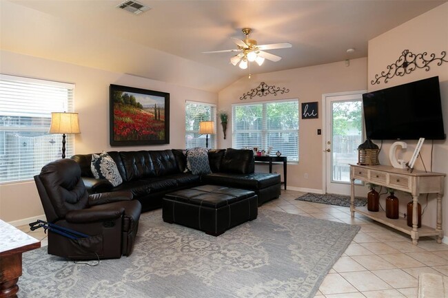 Foto del edificio - 1704 Ascot Ln