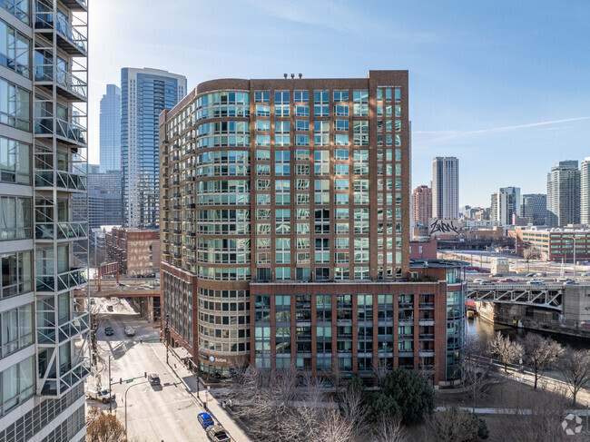 Alternar - Park Place Condominiums