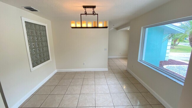 Foto del edificio - 4 Bedroom, 2.5 Bath Pool Home!