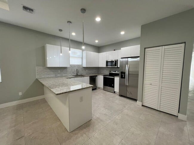 Photo - 227 N E St House