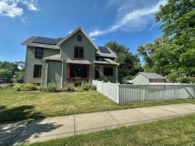 Building Photo - 805 Augusta Ave