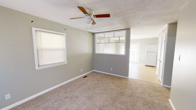 Building Photo - Beautiful Ranch w/ Large Fenced Back Yard ...