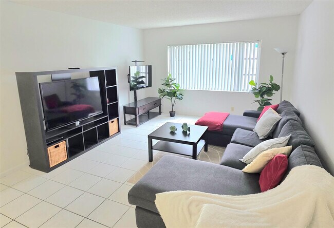 Foto del edificio - 2230 NE 56th Pl