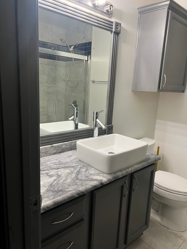 Building Photo - 3016 Hillsdale Ave