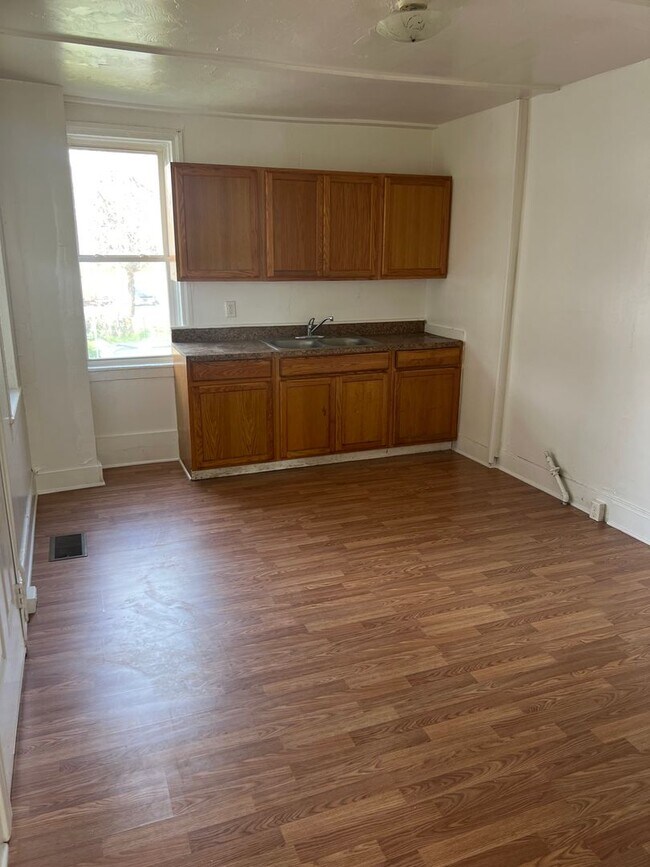Foto del edificio - 3 bedroom home with large back yard