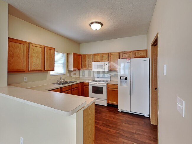 Building Photo - 843 Summerville Dr