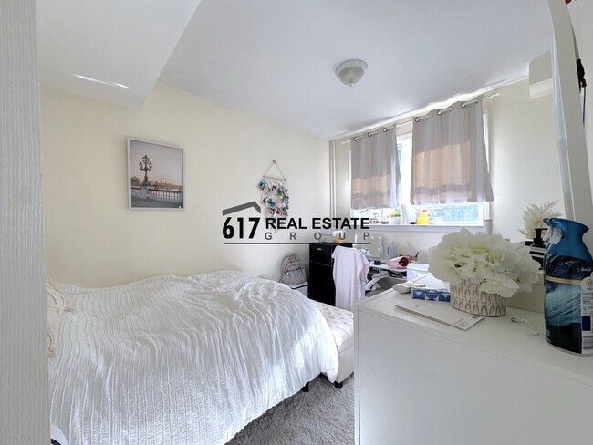 Building Photo - 62 Egmont St