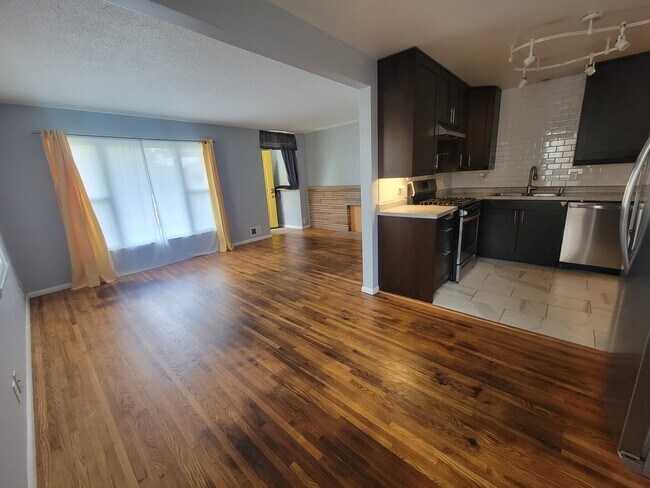 Foto del edificio - 2317 W 58th St