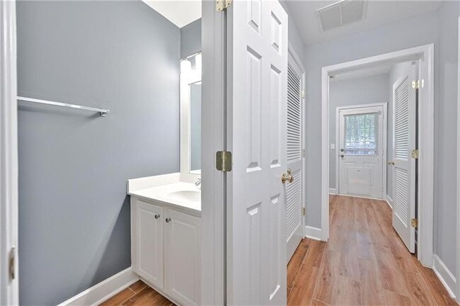 Building Photo - 5150 Manerdale Dr SE