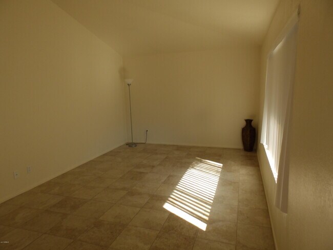 Building Photo - 1402 E Guadalupe Rd