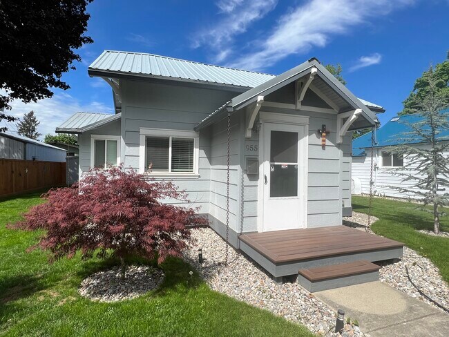 Building Photo - 955 N 6th St
