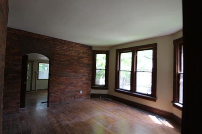 Building Photo - Muir - 308-308 1/2 Wilber Ave
