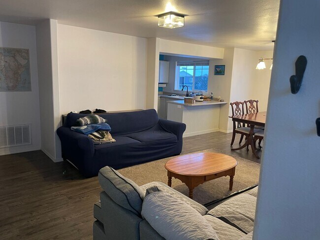 Building Photo - Spacious and well-maintained 3-bedroom, 2-bathroom condo